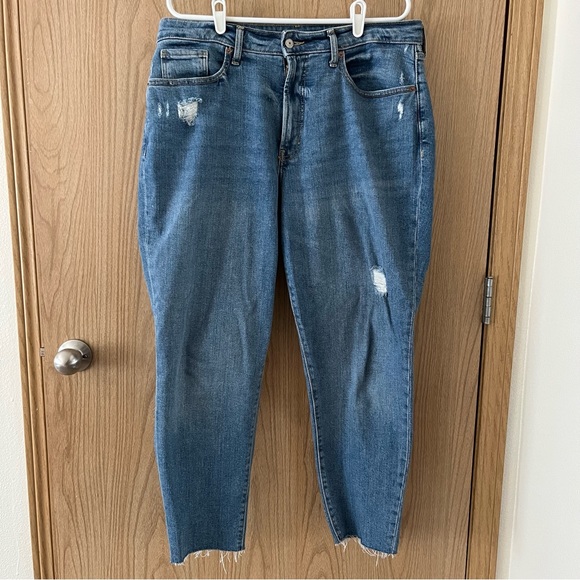 Old Navy Denim - Old Navy Curvy High-Waisted OG Straight Distressed Jeans for Women in 16